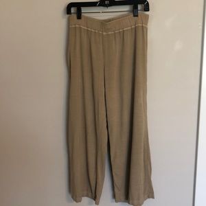 Fresh Produce Khaki rayon capris size Large